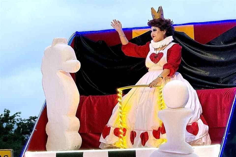 De 'Alicia en el País de las Maravillas' fue el tema del Desfile de Pascua de San Pedro.