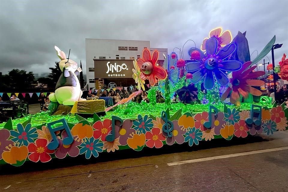 De 'Alicia en el País de las Maravillas' fue el tema del Desfile de Pascua de San Pedro.