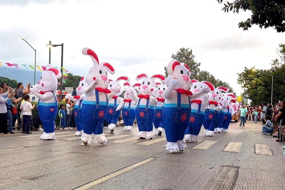Chicos y grandes disfrutaron los contingentes que participaron en el Desfile de Pascua.