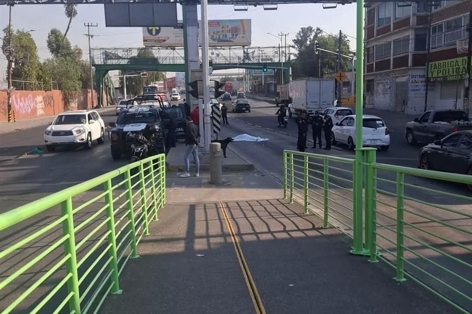 Fue embestida por una camioneta de 3.5 toneladas, cuyo conductor circulaba en dirección hacia Venta de Carpio, invadió el carril exclusivo del transporte público e ignoró la luz roja.