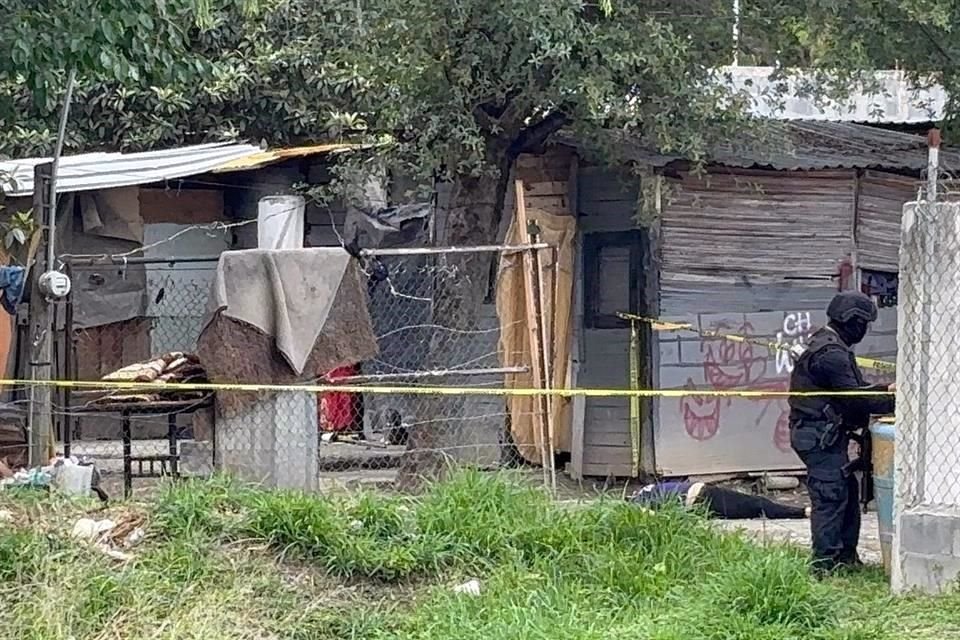 La víctima quedó tendida frente a su casa, mientras que el homicida se dio a la fuga con un cómplice.