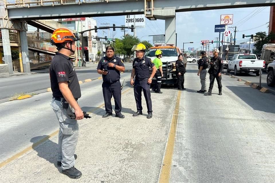 Al descender un helicóptero en los carriles exclusivos de la Ecovía, decenas de curiosos y familiares de internos del Hospital observaron el operativo.
