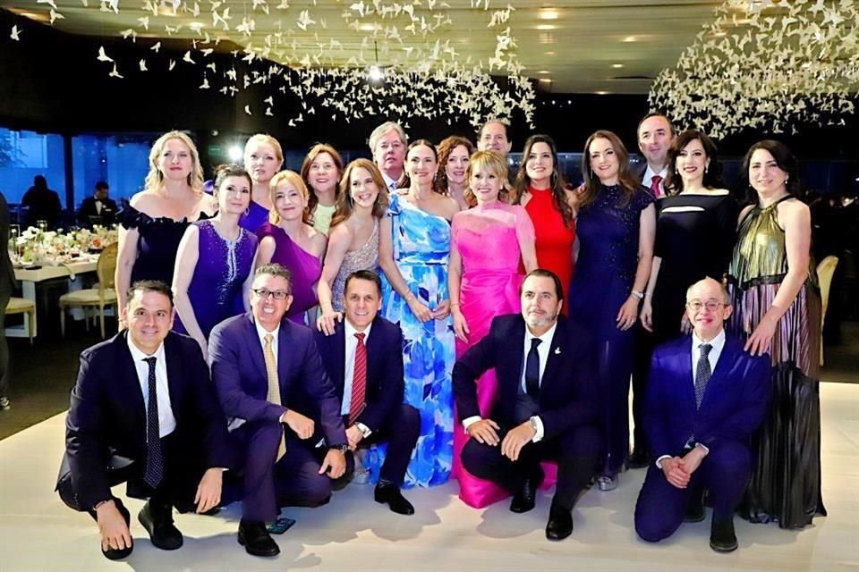 Los papás de la novia con un grupo de amistades.