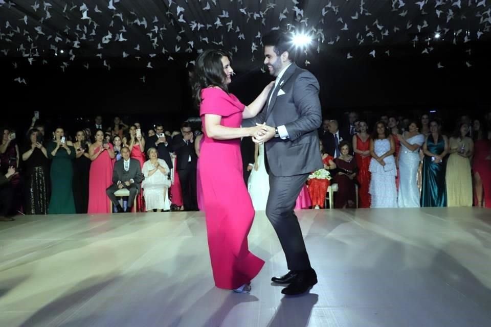 El novio con su mamá, Myrna Alfaro de Aguirre 