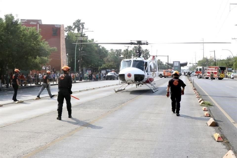 El helicóptero aterrizó minutos después de las 16:00 horas.