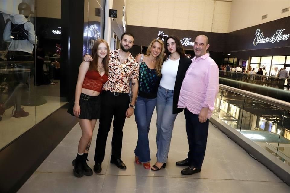 Camila Guzmán, Patricio Martínez, Alejandra Fidalgo, Andrea Martínez y Cristian Martínez