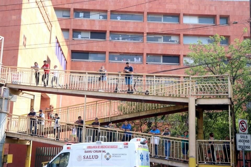 Desde distintos puntos de la zona, como la rampa de un puente peatonal o las ventanas del mismo hospital, ciudadanos esperaban ver llegar el helicóptero.