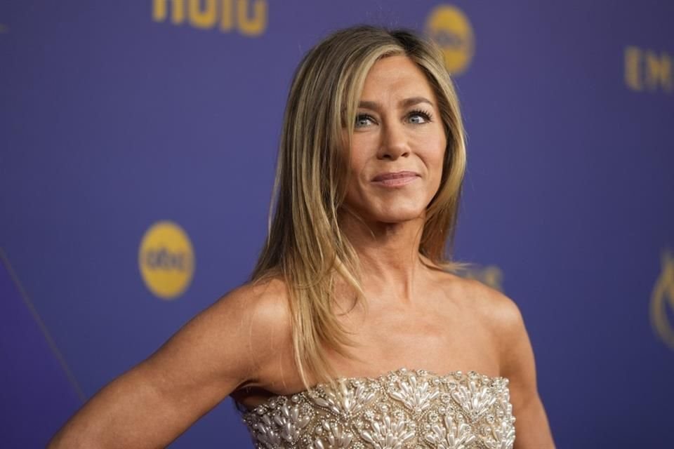 El hombre que se estrelló esta semana en la casa de Jennifer Aniston fue acusado de vandalismo y acoso constante.