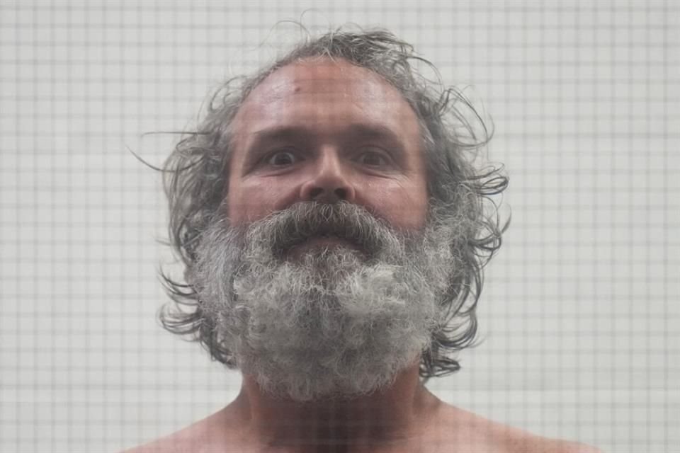 Jimmy Wayne Carwyle, de 48 años, de New Albany, Mississippi, también enfrenta una circunstancia agravante por la amenaza de causar daño corporal.