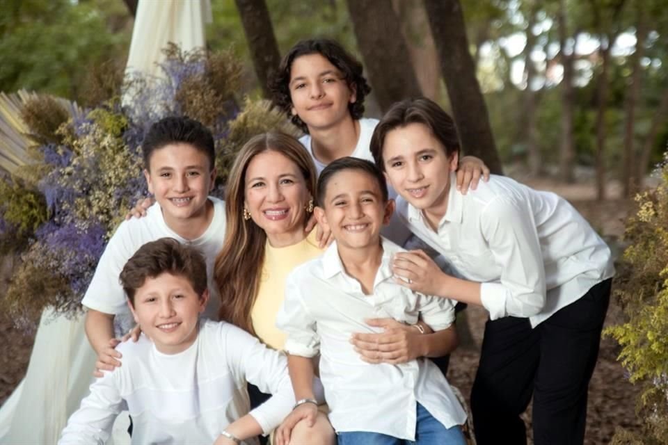 Marla Martínez con Oziel, Emiliano, Sebastiá, Matías y Alejandro Mireles Martínez Foto: Marisol Antillón Fotografía