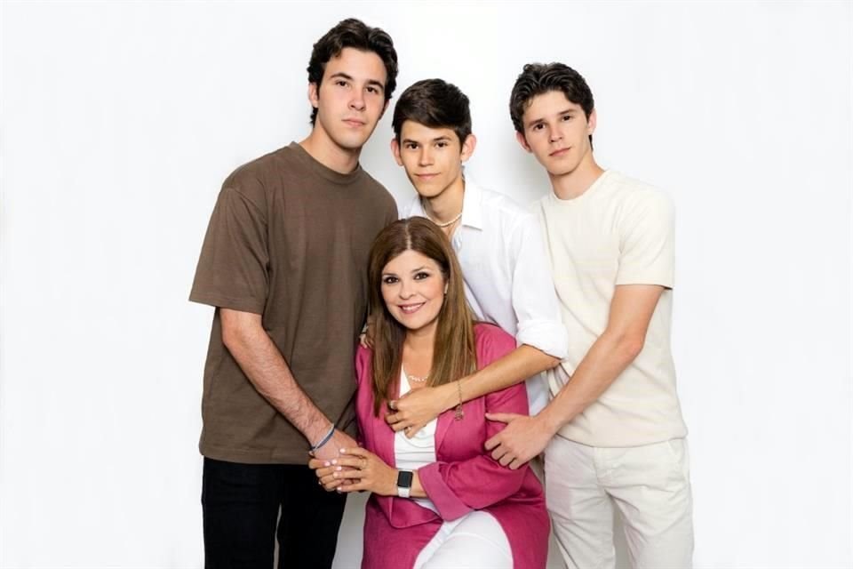 Paola Guerra con Juan Pablo, Guillermo y José<br>Protasio Garza Guerra Foto: Vimedia