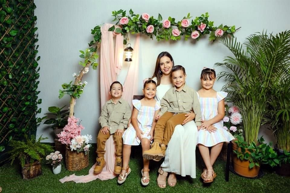 Ileana Moreno con Alejandro, Ximena,<br>Adrián y Paulina Kipper Moreno Foto: Vimedia
