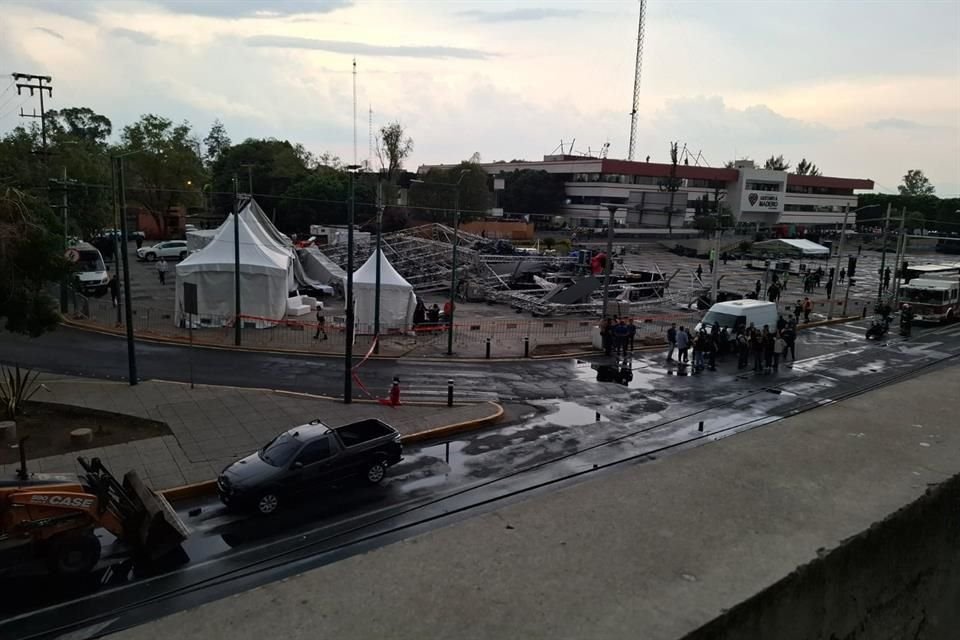 Colapsa estructura en GAM por vientos; investigan protección civil. Hay siete heridos, dos graves.