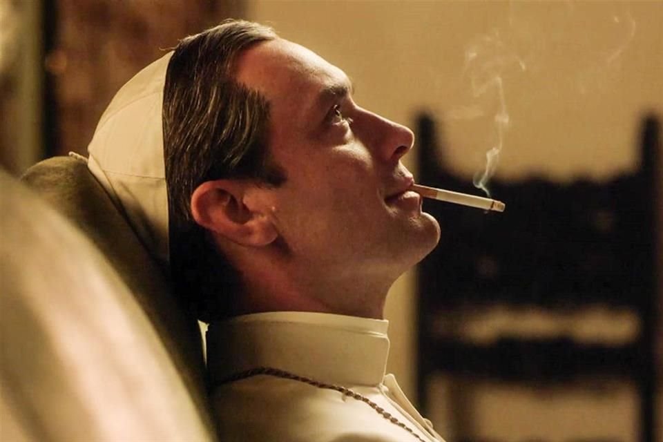 La serie presentó la historia de Lenny Belardo (Jude Law), arzobispo de Nueva York, que tiene 47 años al momento de ser nombrado Sumo Pontífice, bajo el nombre de Pío XIII.