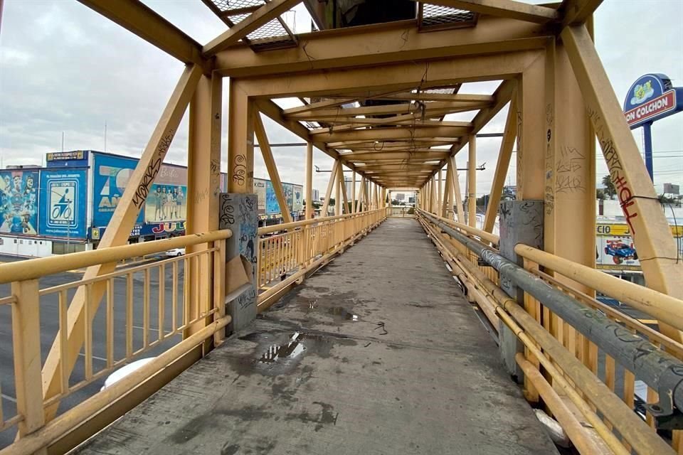 Falta de pintura, entre grafiti y cables muertos, presenta uno de los principales cruces peatonales de la Avenida Gonzalitos, a la altura de la calle Zapotlán.