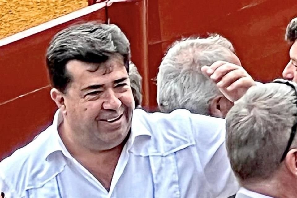 Pedro Haces, diputado y líder de la CATEM, fue captado al asistir a la Feria de Sevilla, en España.