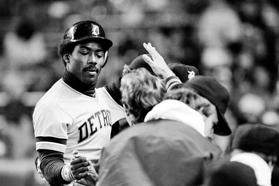 El jardinero derecho de los Tigres de Detroit, Chet Lemon, es felicitado por sus compañeros tras conectar un jonrón, el jueves 22 de abril de 1982 en Nueva York.