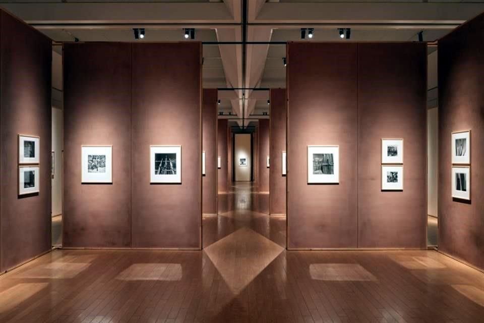 La museografía de la muestra en Kioto fue concebida por el arquitecto Mauricio Rocha, hijo de la fotógrafa. Los paneles centrales se hicieron con un material similar al estuco y otros con papel arroz.