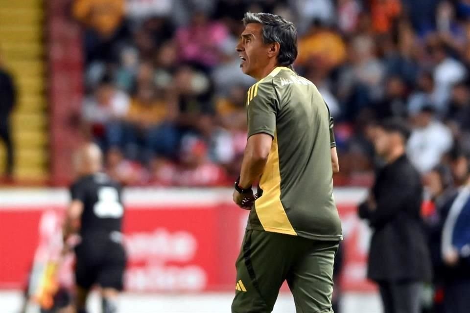El auxiliar Maxi Velázquez estuvo en el banquillo en lugar del suspendido Guido Pizarro.