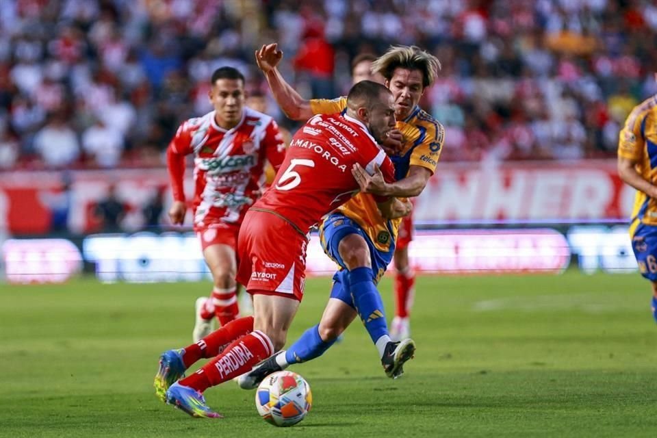 Sebastián Córdova fue titular, pero poco aportó a la ofensiva.