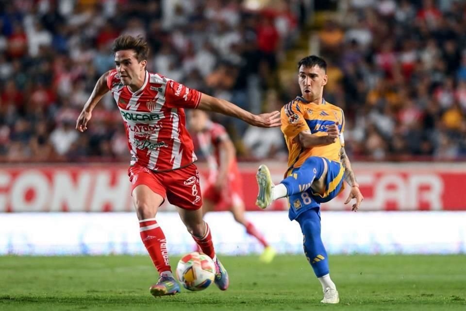 Agustin Palavecino trata de evitar un avance de Fernando Gorriarán.