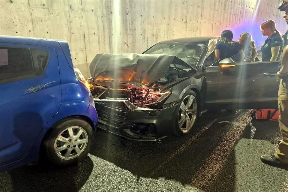 Al menos tres personas salen lesionadas tras participar en un choque por alcance entre tres automóviles, en la Colonia Del Valle.