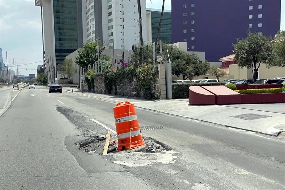 Una de las alcantarillas sin tapa se encuentra en el Bulevar Díaz Ordaz a la altura de las Torres Moradas.