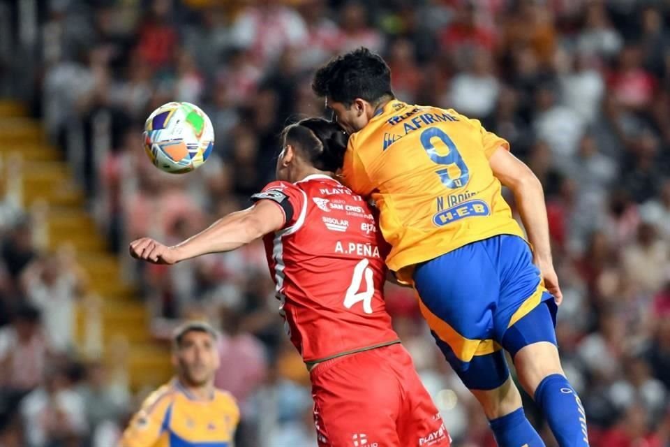 Nico Ibáñez salió del partido por un golpe en la cabeza.
