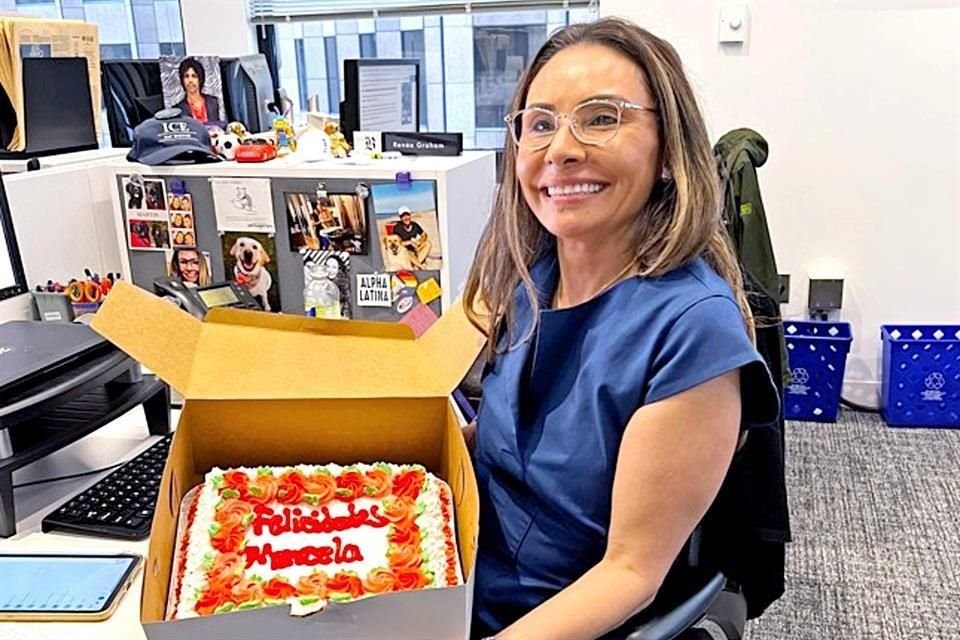 Marcela García en la redacción de The Boston Globe al festejar ser finalista del Pulitzer.