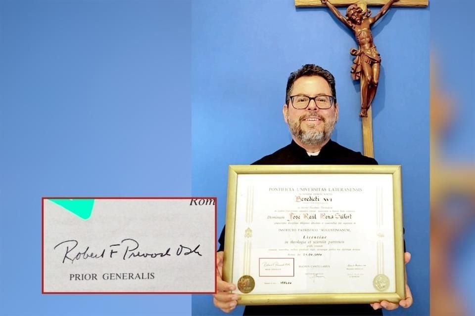 El Padre Raúl Mena recibió su título con la firma del ahora Papa León XIV.