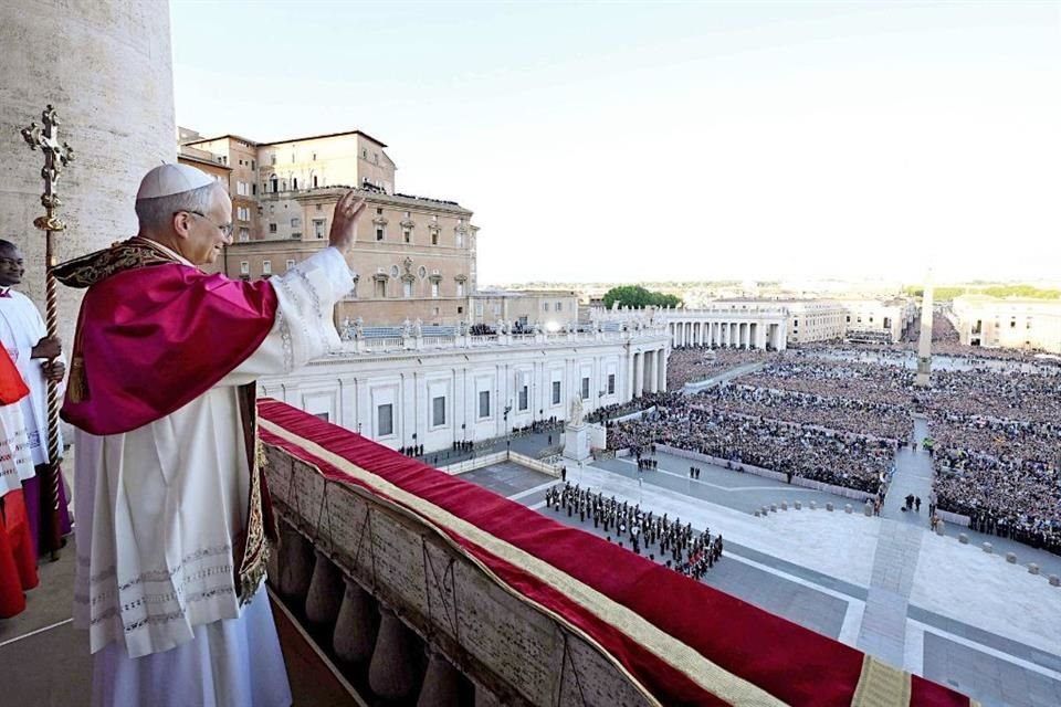 El Papa León XIV saluda a los fieles tras su nombramiento.