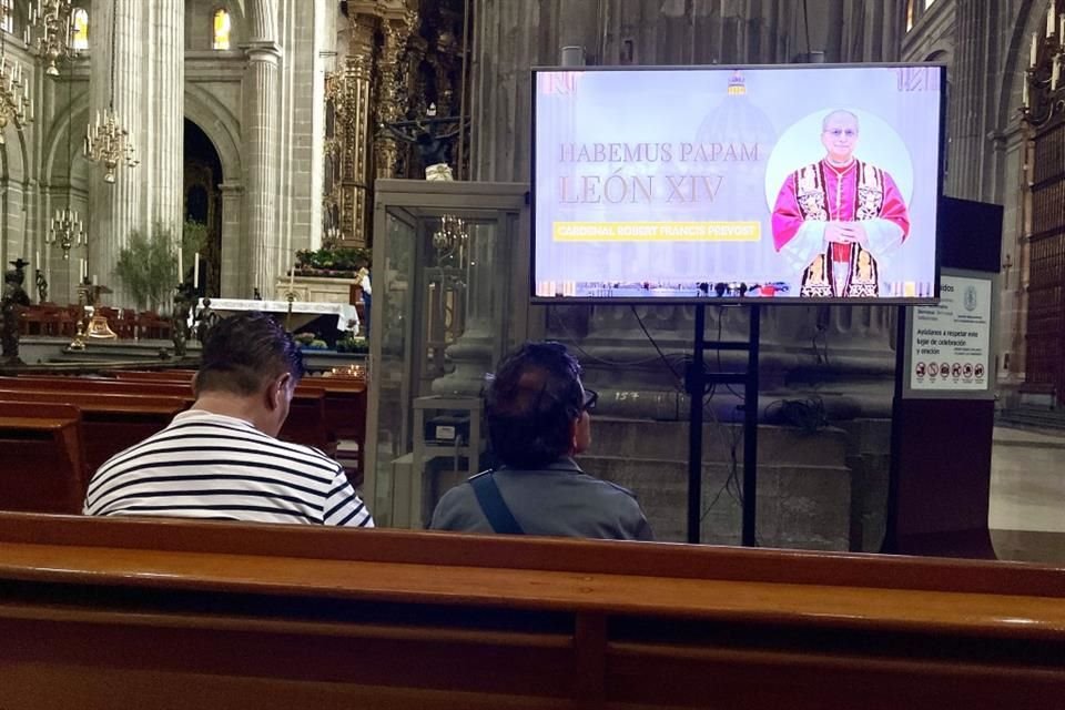 Visitantes al templo del Centro Histórico se encontraban con el anuncio del nombramiento de León XIV.