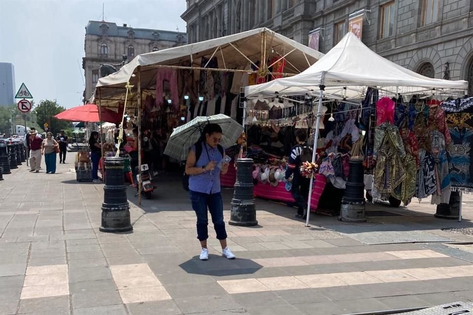 Comerciantes aseguraron que las autoridades los colocaron ahí.