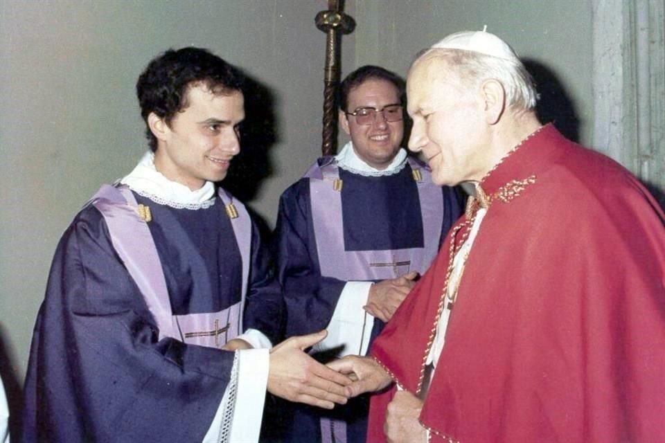 Recién ordenado sacerdote, en 1982, Robert Francis Prevost conoció al entonces Papa Juan Pablo II.