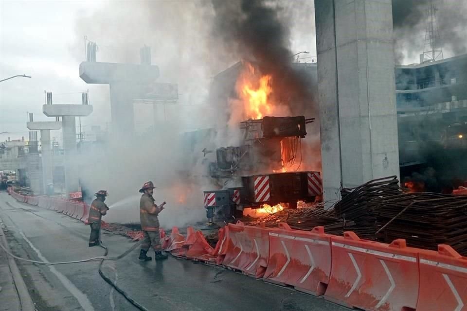El incendio de la grúa, cuyo origen se desconoce, provocó la movilización de bomberos y el cierre de un tramo de la Av. Miguel Alemán.