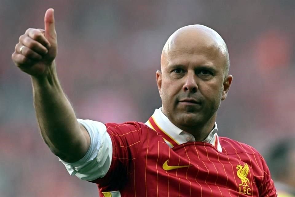 Arne Slot pide respeto al jugador.