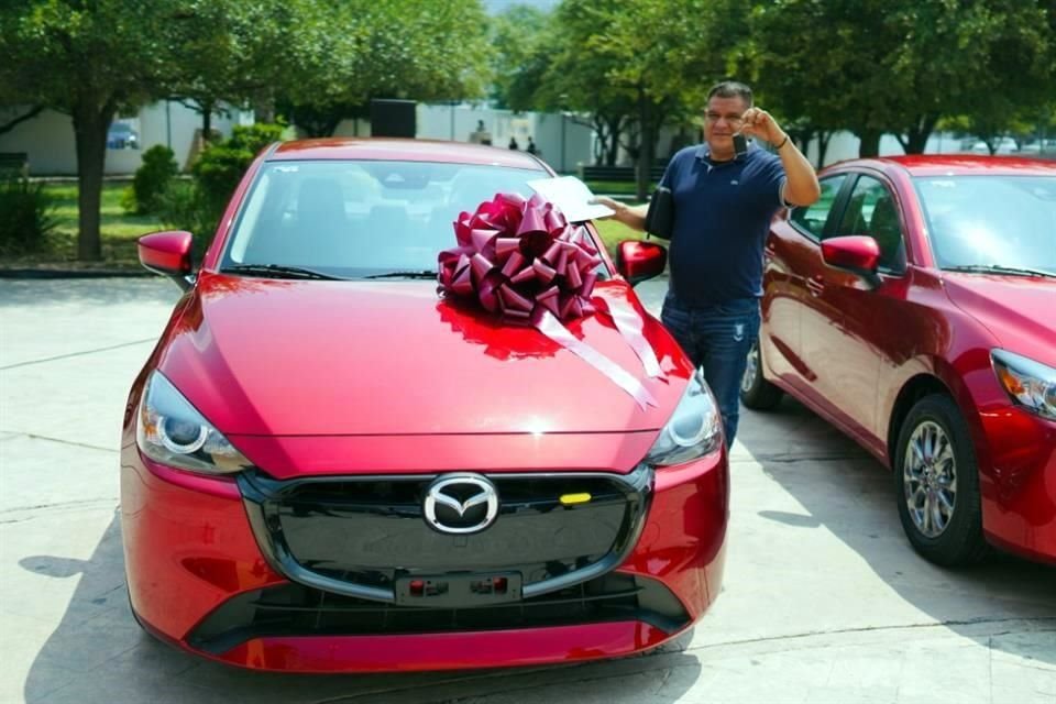 Los ganadores acudieron a la explanada de la Torre Administrativa para recibir los automóviles Mazda.