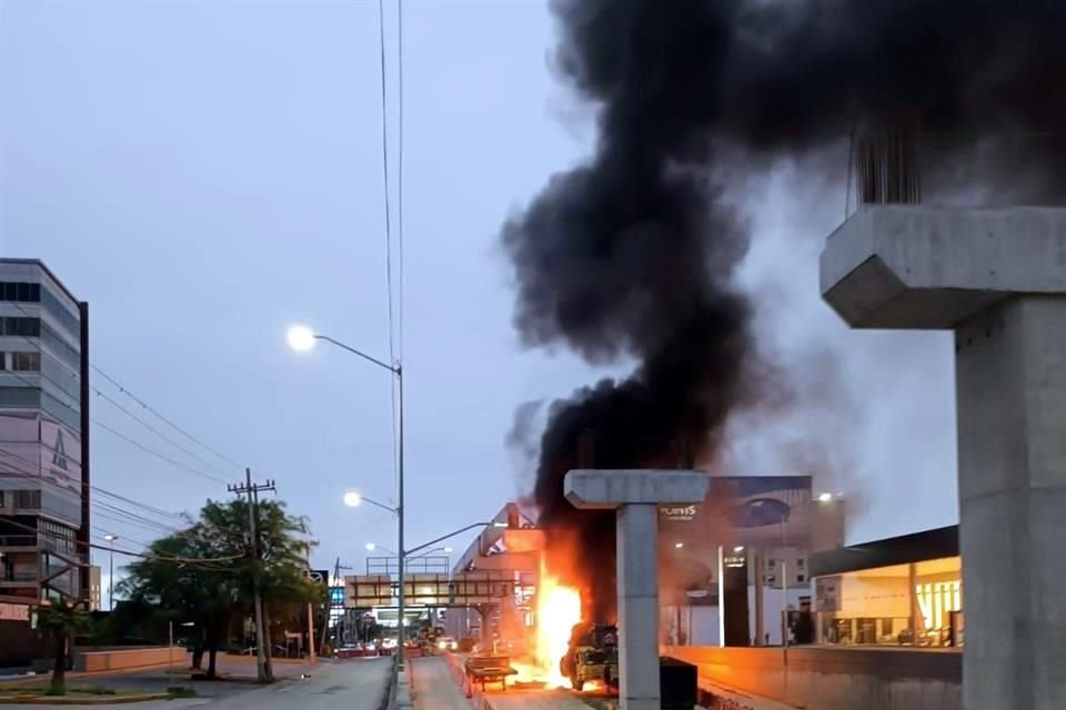 Una gran columna de humo alertó a conductores y vecinos de la zona.