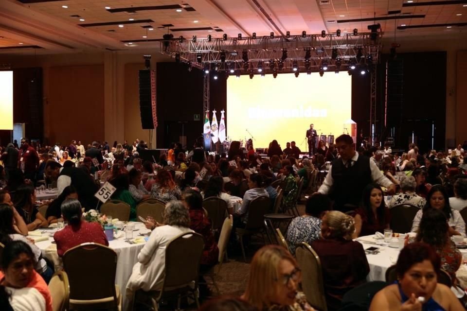 En el festejo del Día de las Madres, fueron celebradas más de 3 mil quinientas mujeres.