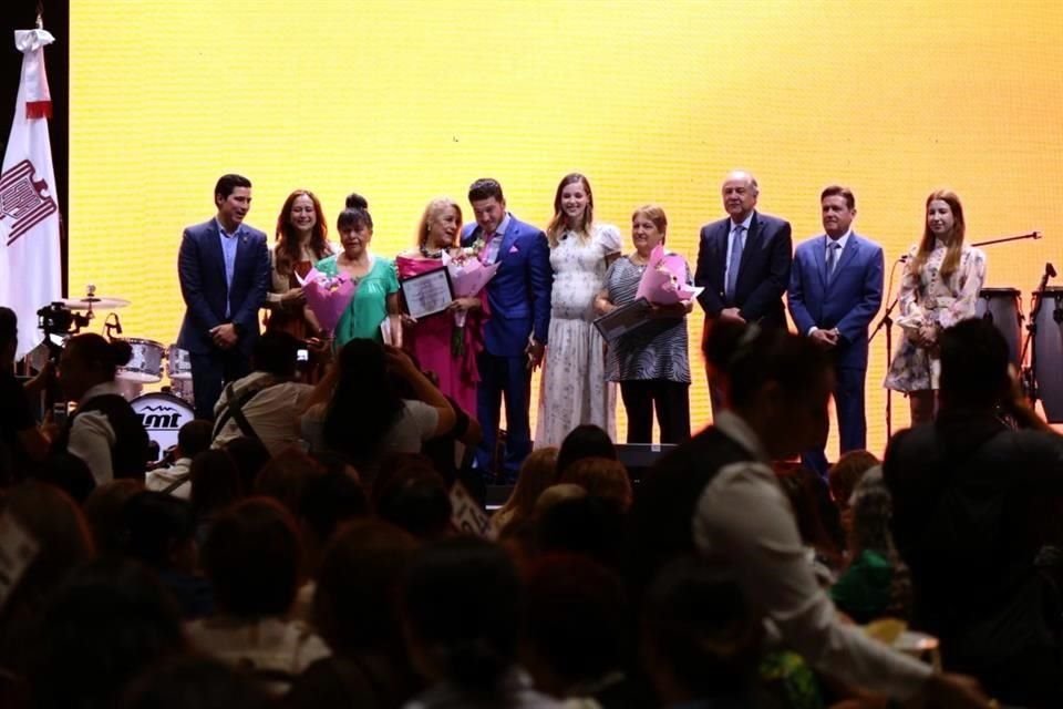 En el evento, fueron entregador diversos reconocimientos.