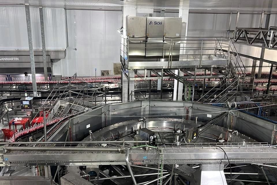 La planta de Coca-Cola Femsa en Brasil reabrió al 100 por ciento tras las graves inundaciones registradas hace un año.