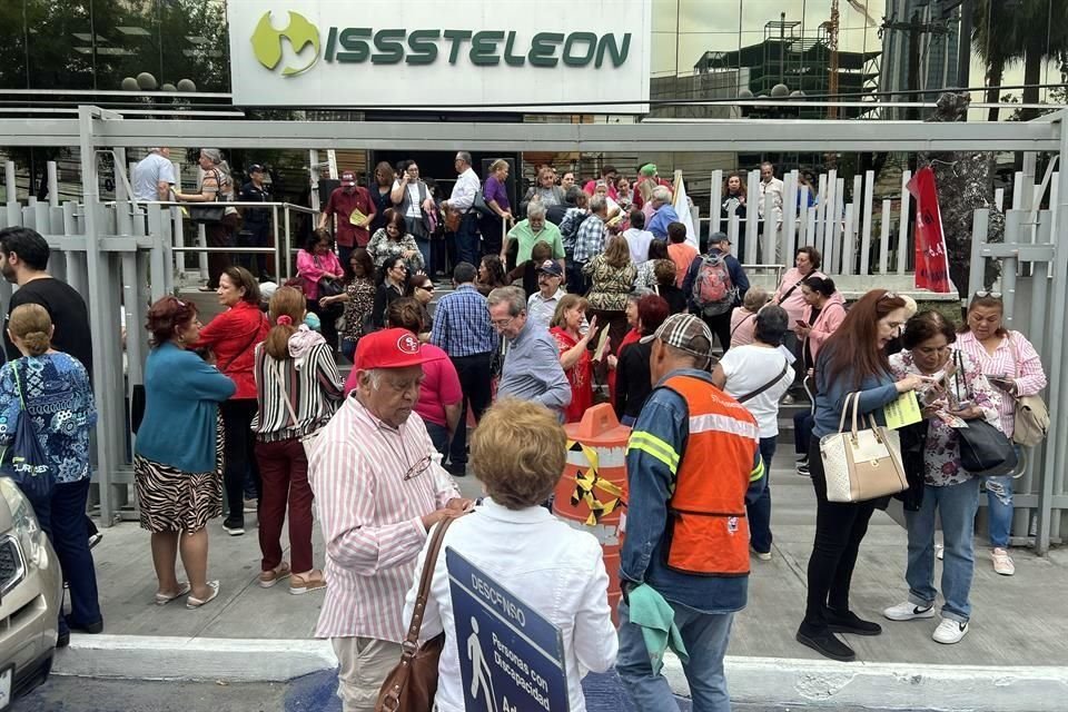 Unos 300 maestros jubilados de la Sección 50 se plantaron en la entrada del Isssteleón.