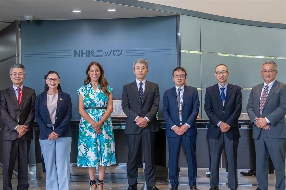 Gobernadora de Guanajuato, Libia Dennise García y Noritoshi Takamura, vicepresidente ejecutivo de NHK Spring.
