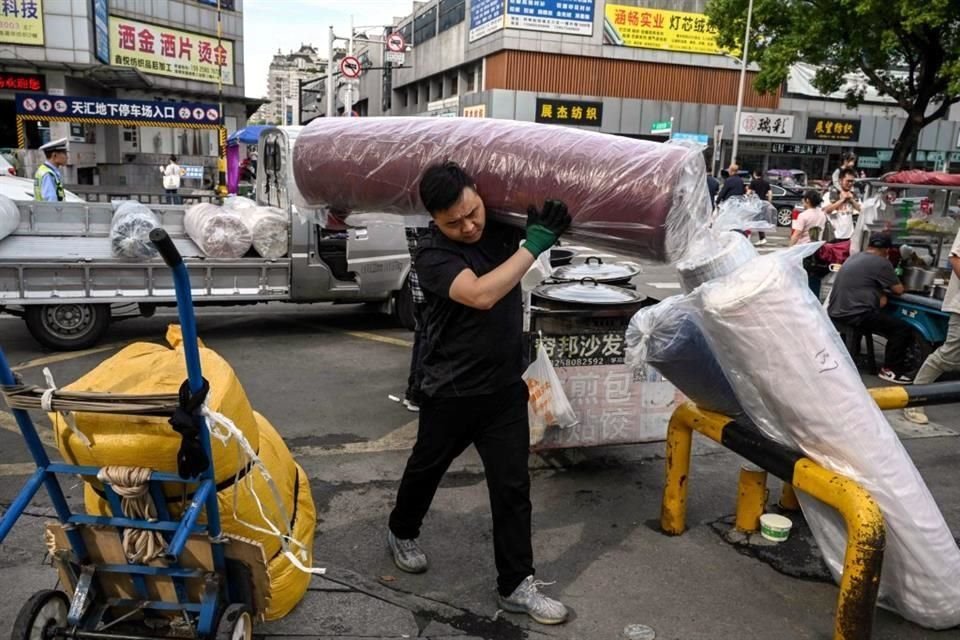 China's global sales grew 8% in April, thanks to a boost to its foreign sales to other countries and blocs.