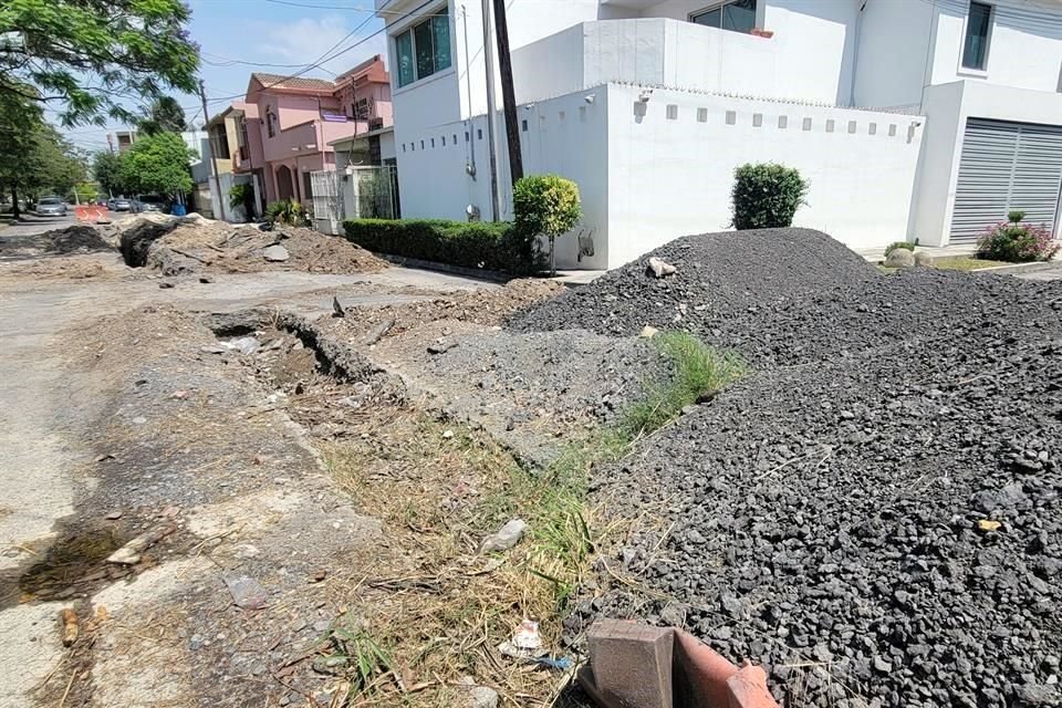 Aunque el problema de drenaje data de hace más de cinco años, no fue sino hasta principios de abril que se vio movimiento de una cuadrilla en la zona, que excavó tres zanjas en Vista Boulevard.
