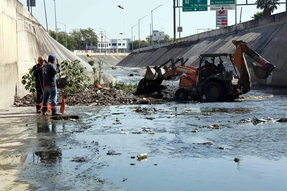 Vecinos de San Nicolás solicitan a autoridades un trabajo completo, de desazolve, en el Arroyo Topo Chico.