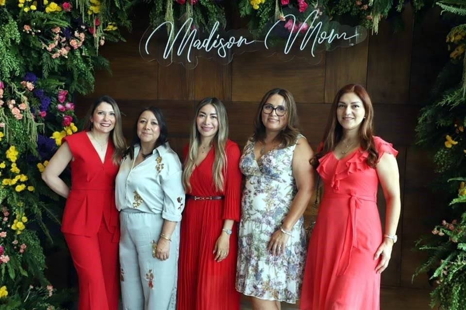 Alma Garza, Lina Muñoz, Beatriz Hernández, Ale Soto y Angie Rodríguez