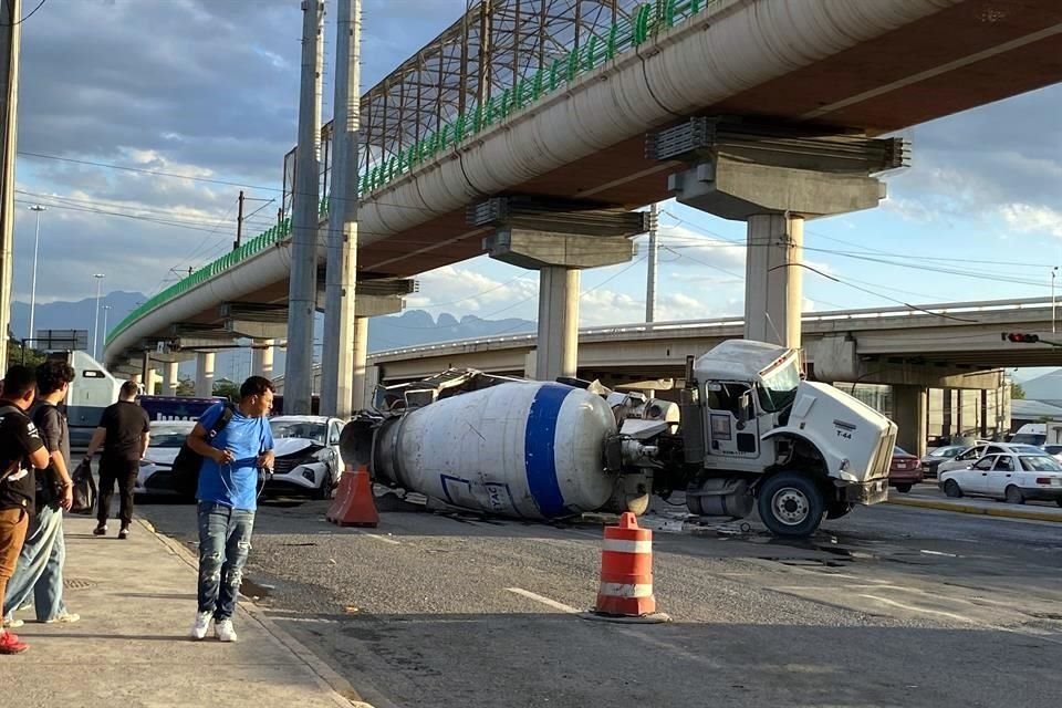 Personal de Protección Civil de Escobedo, de Movilidad Estatal y autoridades viales atendieron el choque y volcadura.
