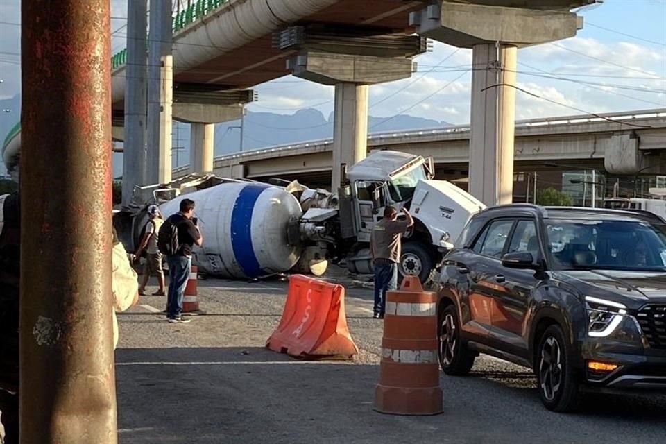 Los carriles de lado oriente fueron cerrados a la circulación, mientras las autoridades eliminaban los riesgos en la zona, dejando caos en el sector.