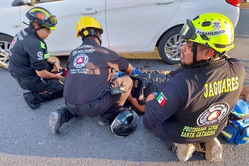 Al llegar personal de Grupo Jaguares de Protección Civil de Santa Catarina, brindaron los primeros auxilios a Eddy Alejandro Martínez Alvarado, de 33 años.